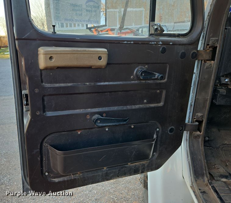 image for item DW8612 1990 International 4600 dump truck