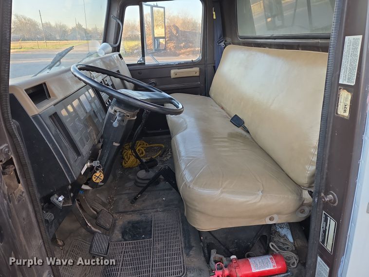 image for item DW8612 1990 International 4600 dump truck