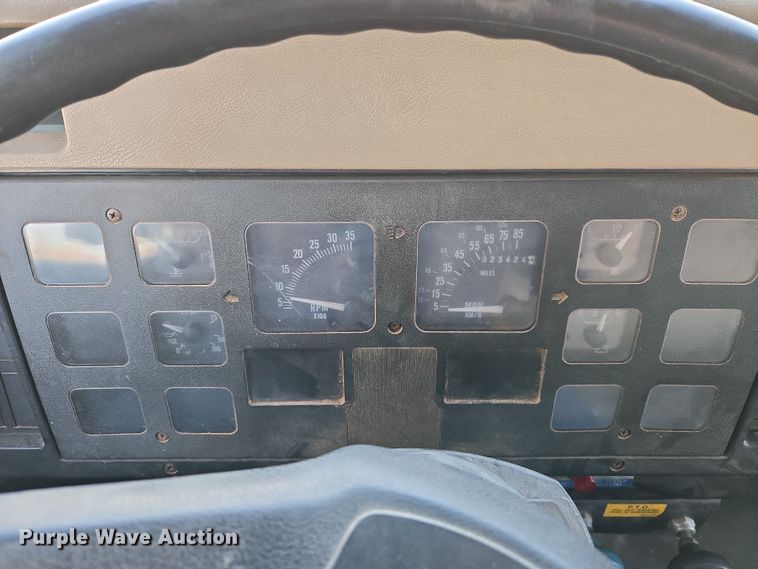 image for item DW8612 1990 International 4600 dump truck