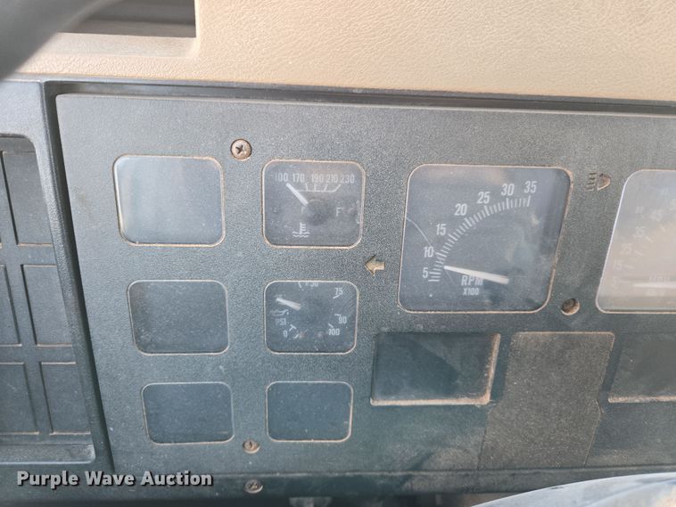 image for item DW8612 1990 International 4600 dump truck