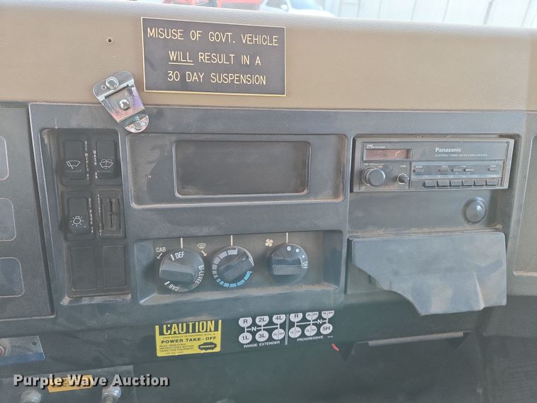 image for item DW8612 1990 International 4600 dump truck