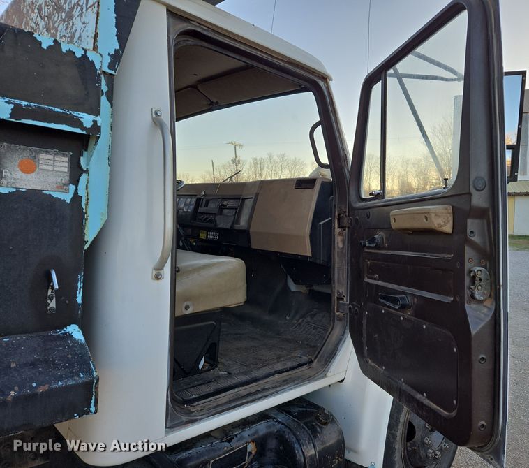 image for item DW8612 1990 International 4600 dump truck