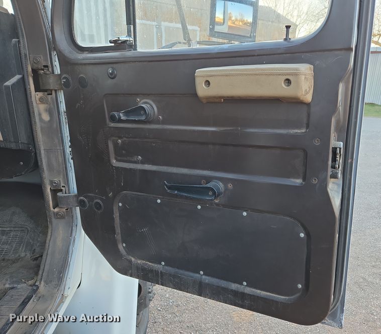 image for item DW8612 1990 International 4600 dump truck