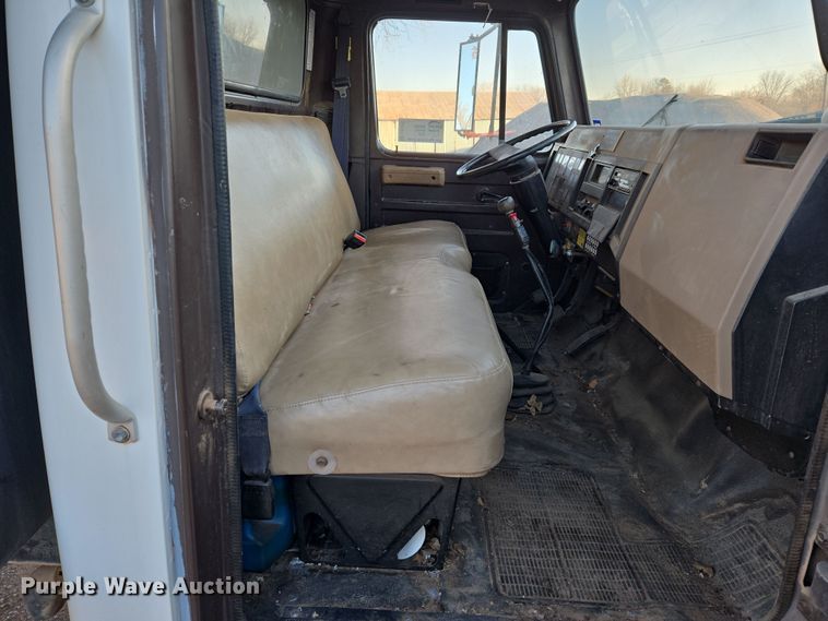 image for item DW8612 1990 International 4600 dump truck