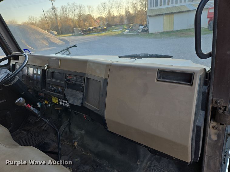 image for item DW8612 1990 International 4600 dump truck