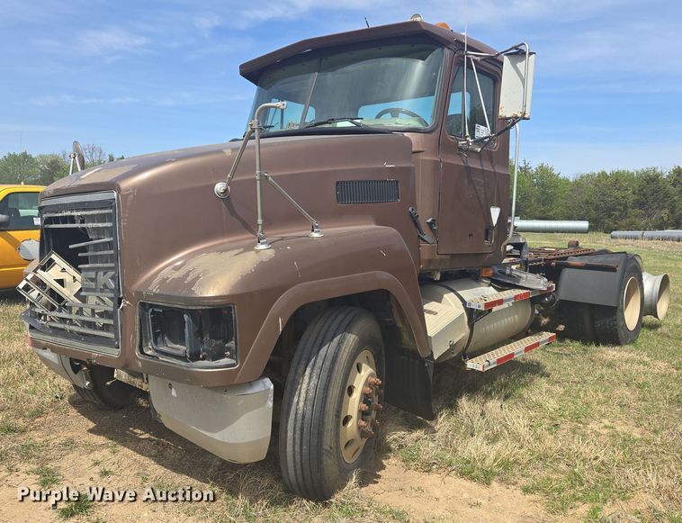 image for item DW8624 2003 Mack CH613 semi truck