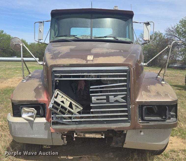 image for item DW8624 2003 Mack CH613 semi truck