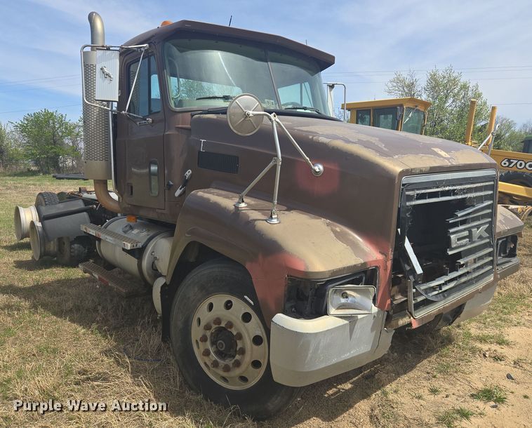 image for item DW8624 2003 Mack CH613 semi truck