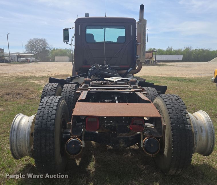 image for item DW8624 2003 Mack CH613 semi truck