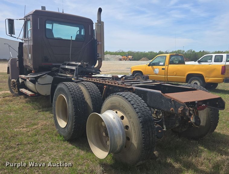 image for item DW8624 2003 Mack CH613 semi truck