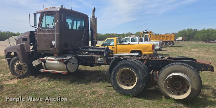 image for item DW8624 2003 Mack CH613 semi truck