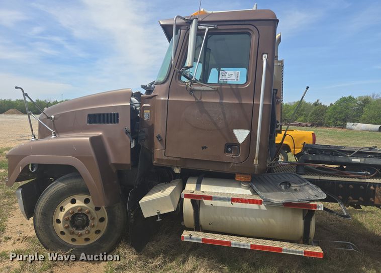 image for item DW8624 2003 Mack CH613 semi truck