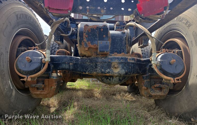 image for item DW8624 2003 Mack CH613 semi truck