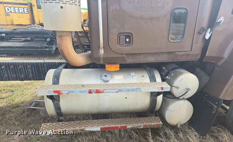 image for item DW8624 2003 Mack CH613 semi truck