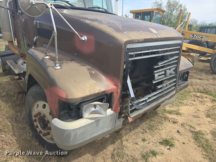 image for item DW8624 2003 Mack CH613 semi truck