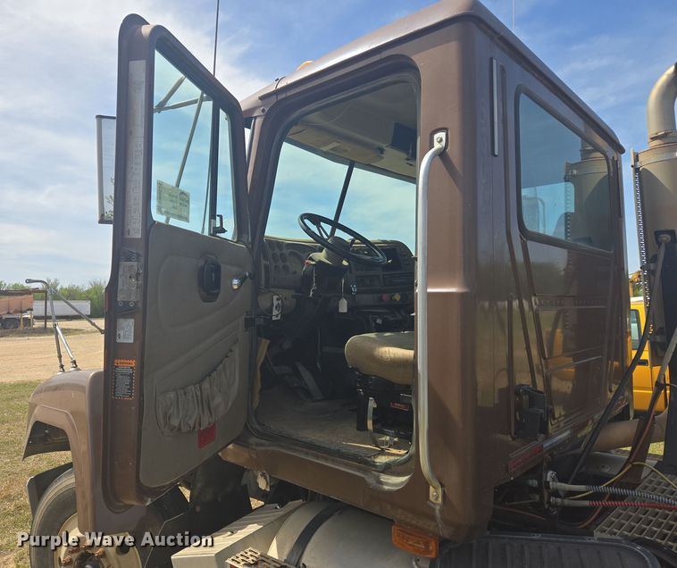 image for item DW8624 2003 Mack CH613 semi truck