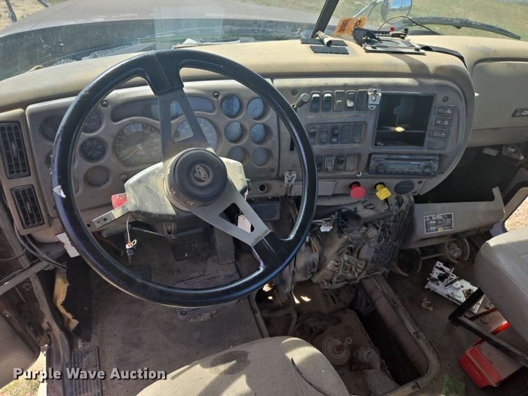 image for item DW8624 2003 Mack CH613 semi truck