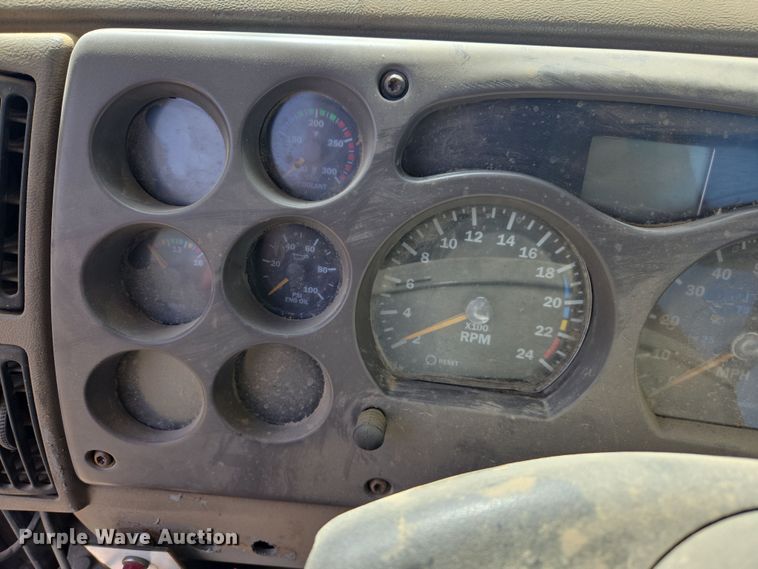 image for item DW8624 2003 Mack CH613 semi truck