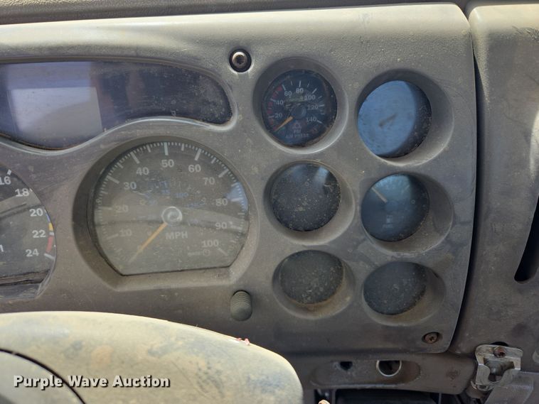 image for item DW8624 2003 Mack CH613 semi truck