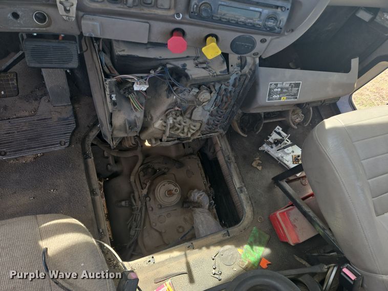 image for item DW8624 2003 Mack CH613 semi truck