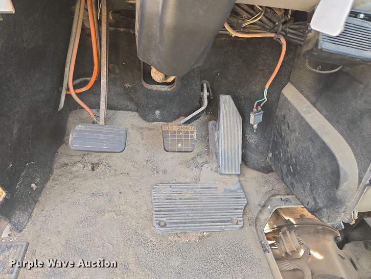 image for item DW8624 2003 Mack CH613 semi truck