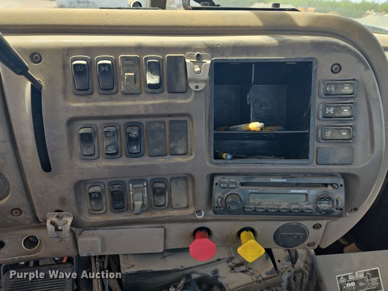 image for item DW8624 2003 Mack CH613 semi truck