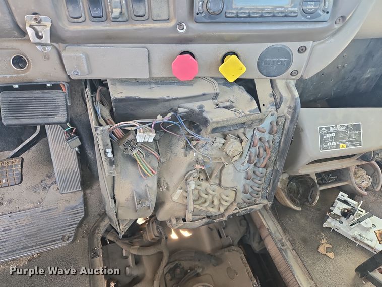 image for item DW8624 2003 Mack CH613 semi truck