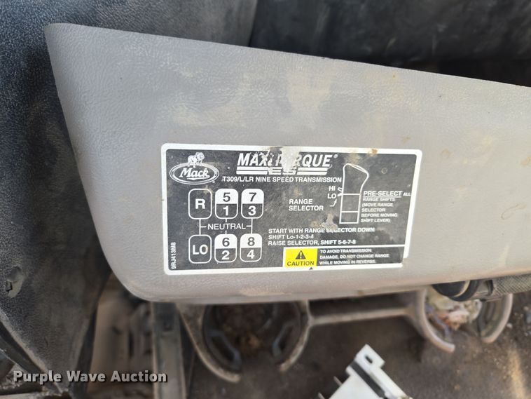 image for item DW8624 2003 Mack CH613 semi truck