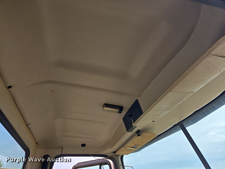 image for item DW8624 2003 Mack CH613 semi truck