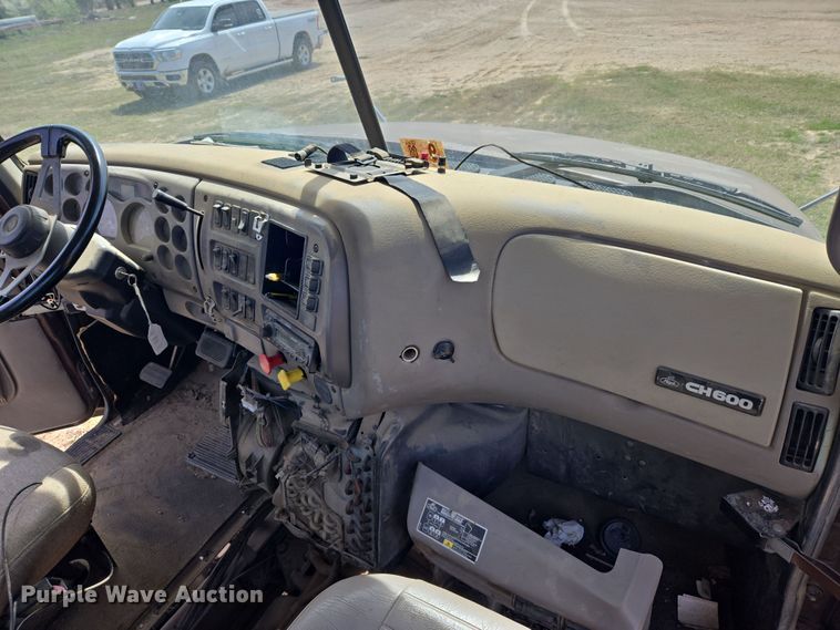 image for item DW8624 2003 Mack CH613 semi truck