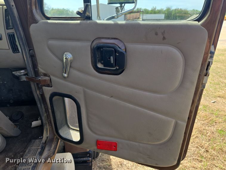 image for item DW8624 2003 Mack CH613 semi truck