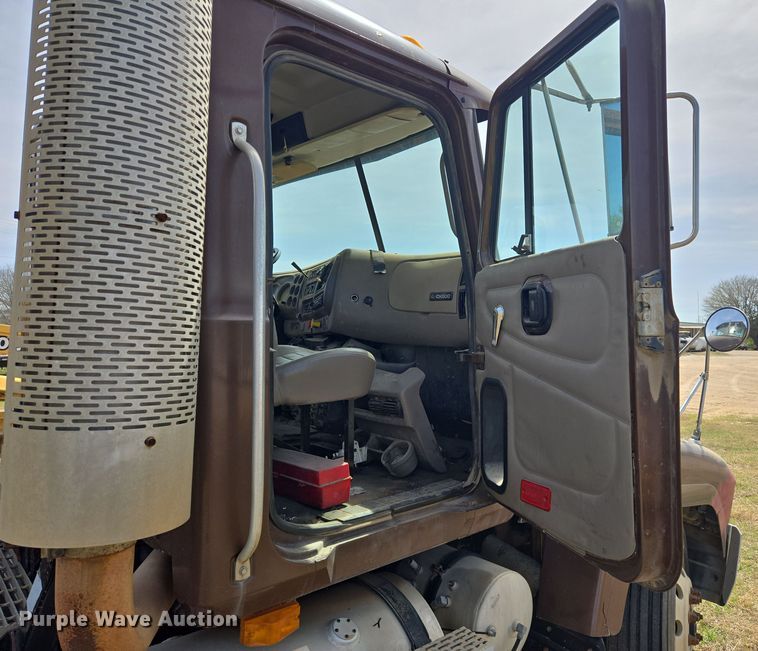 image for item DW8624 2003 Mack CH613 semi truck