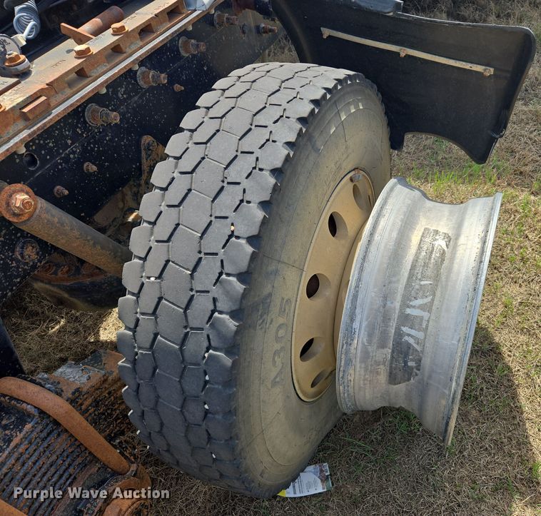 image for item DW8624 2003 Mack CH613 semi truck