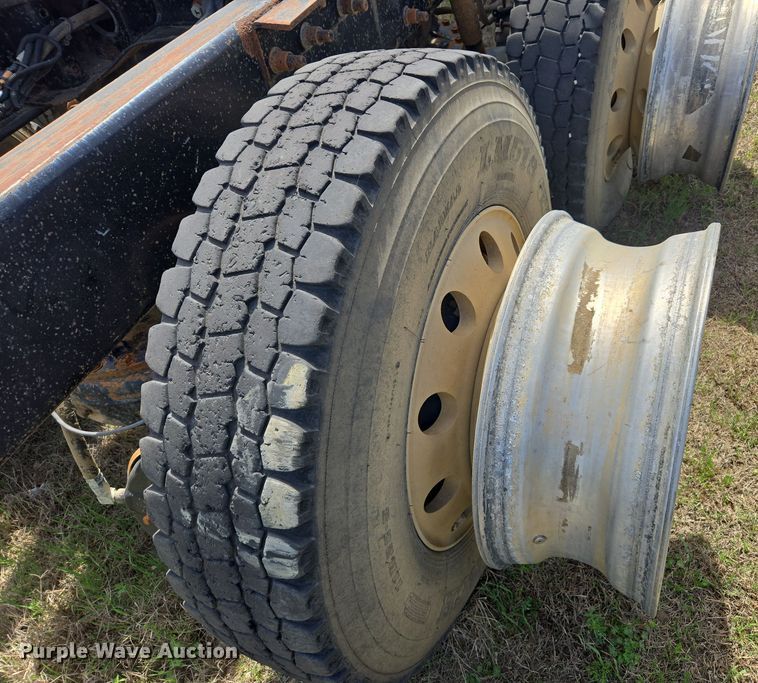 image for item DW8624 2003 Mack CH613 semi truck