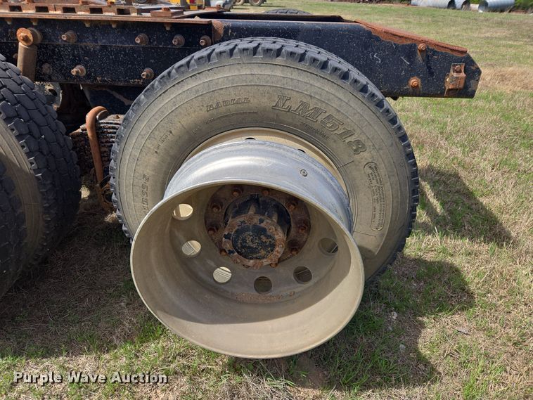 image for item DW8624 2003 Mack CH613 semi truck