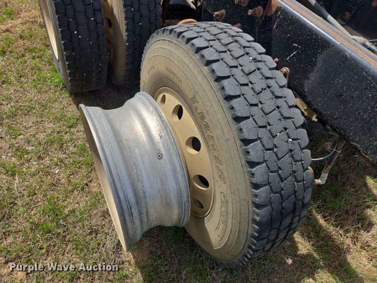 image for item DW8624 2003 Mack CH613 semi truck