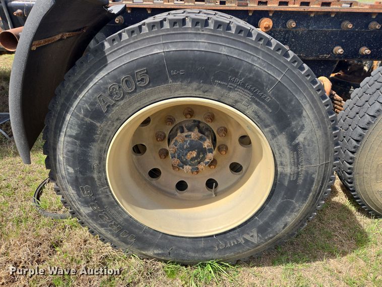 image for item DW8624 2003 Mack CH613 semi truck