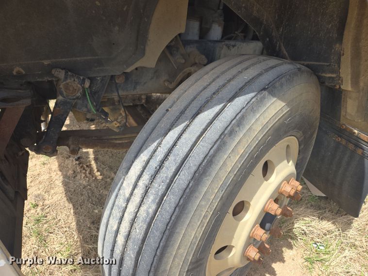 image for item DW8624 2003 Mack CH613 semi truck