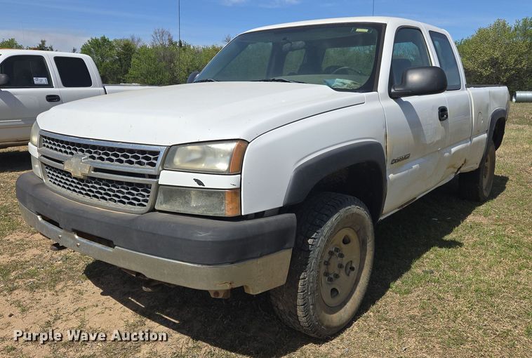 image for item DW8626 2005 Chevrolet Silverado 2500HD Ext. Cab pickup truck