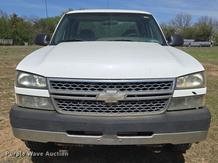image for item DW8626 2005 Chevrolet Silverado 2500HD Ext. Cab pickup truck