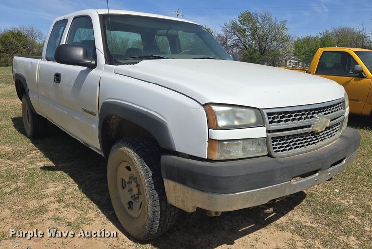 image for item DW8626 2005 Chevrolet Silverado 2500HD Ext. Cab pickup truck