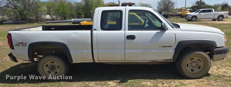 image for item DW8626 2005 Chevrolet Silverado 2500HD Ext. Cab pickup truck