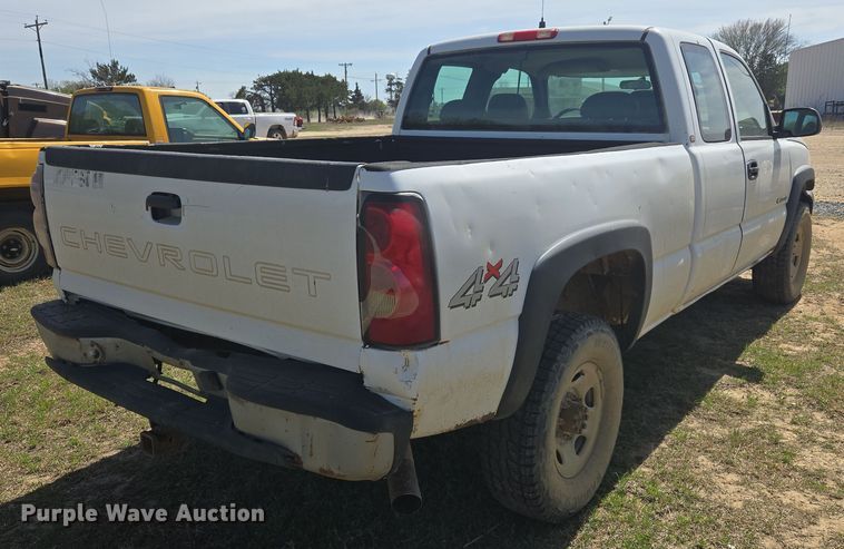 image for item DW8626 2005 Chevrolet Silverado 2500HD Ext. Cab pickup truck