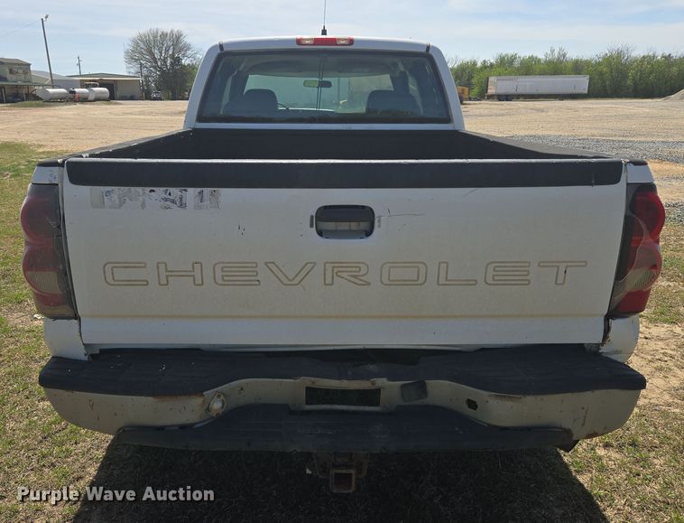 image for item DW8626 2005 Chevrolet Silverado 2500HD Ext. Cab pickup truck