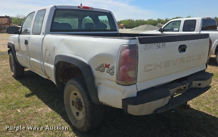 image for item DW8626 2005 Chevrolet Silverado 2500HD Ext. Cab pickup truck