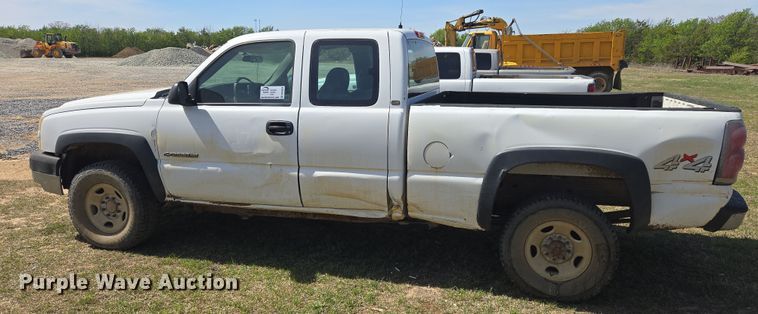 image for item DW8626 2005 Chevrolet Silverado 2500HD Ext. Cab pickup truck