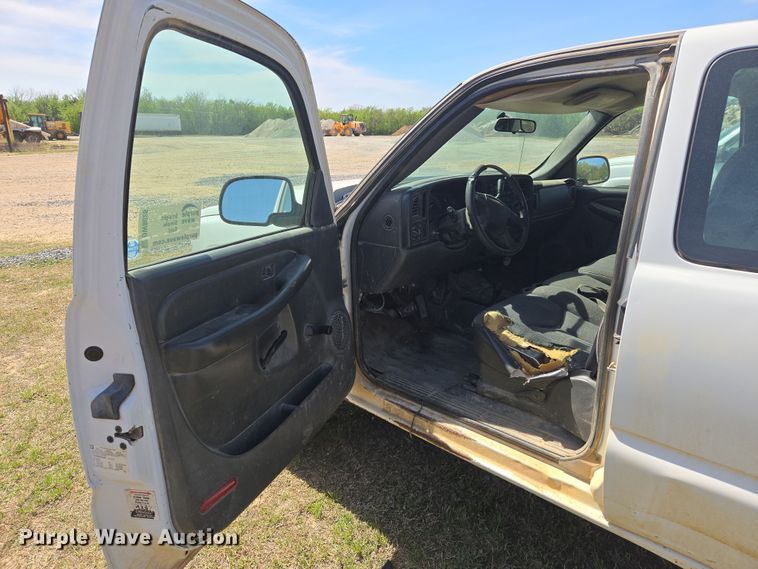 image for item DW8626 2005 Chevrolet Silverado 2500HD Ext. Cab pickup truck