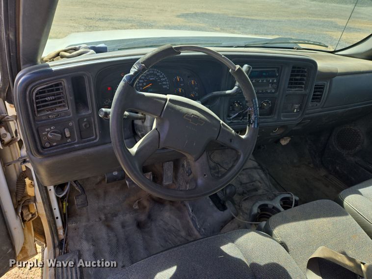 image for item DW8626 2005 Chevrolet Silverado 2500HD Ext. Cab pickup truck