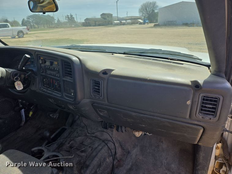 image for item DW8626 2005 Chevrolet Silverado 2500HD Ext. Cab pickup truck