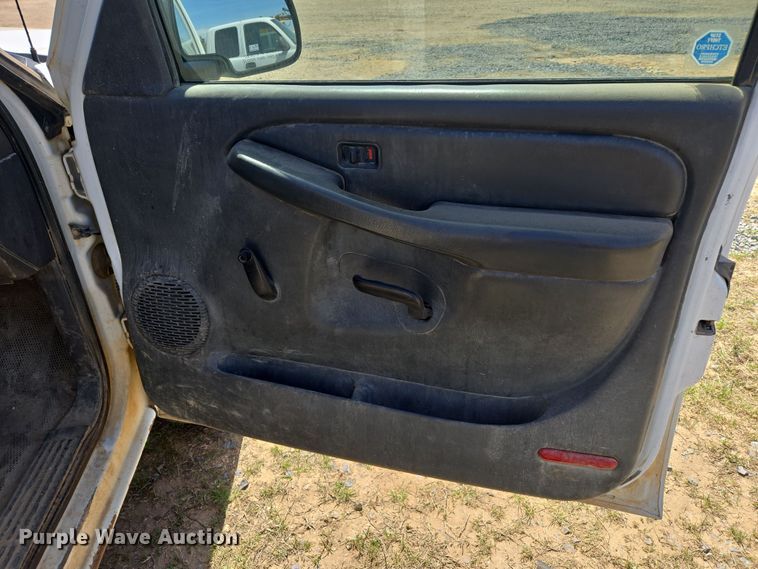 image for item DW8626 2005 Chevrolet Silverado 2500HD Ext. Cab pickup truck